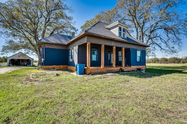 view of front of property featuring covered porch and a front lawn