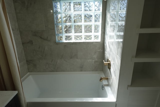 bathroom featuring tiled shower / bath combo