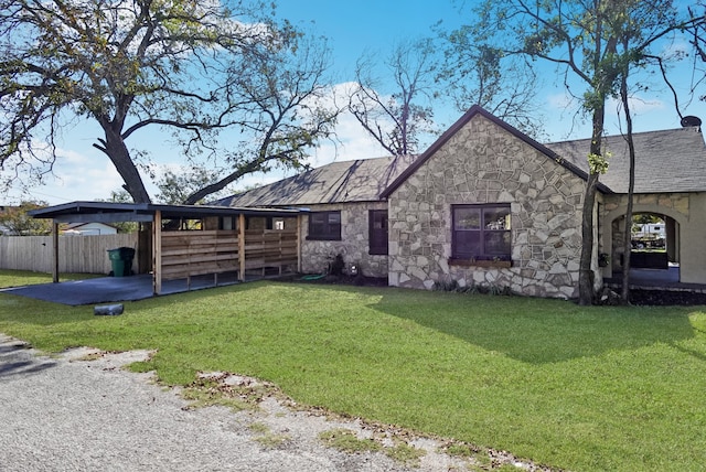 view of front of property featuring a front yard