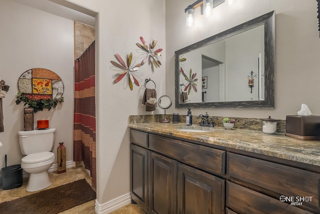 bathroom with a shower with curtain, vanity, and toilet