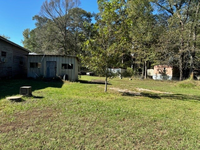 view of yard with a shed