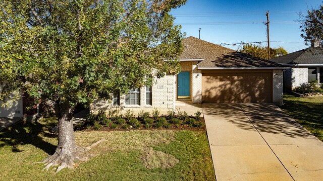 view of front facade featuring a front lawn and a garage