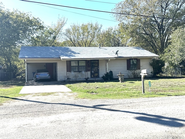 view of front of home featuring a front lawn and a carport