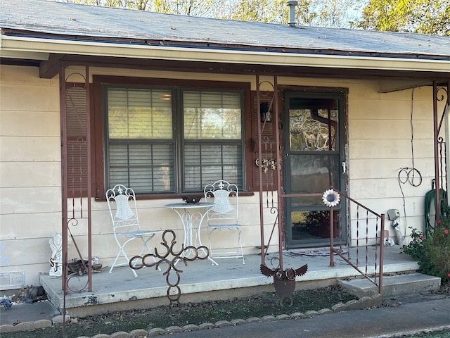 entrance to property featuring covered porch