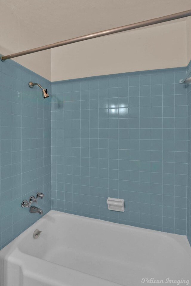 bathroom with tiled shower / bath