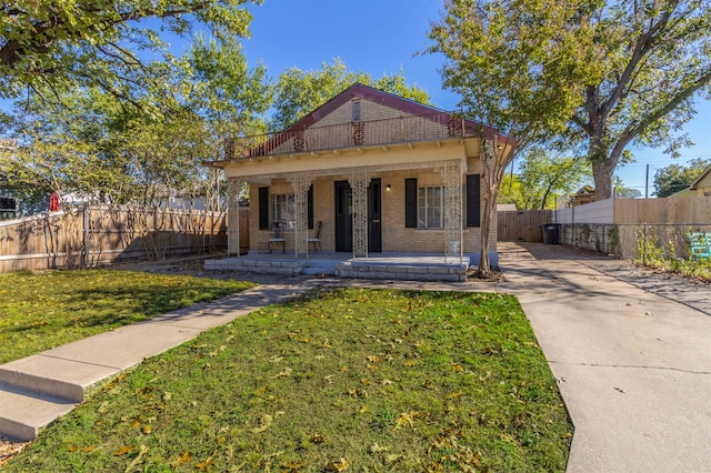 view of front of property featuring a front lawn and covered porch