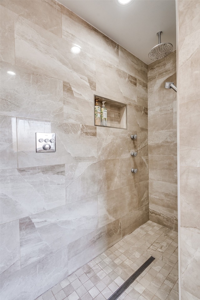 bathroom featuring a tile shower