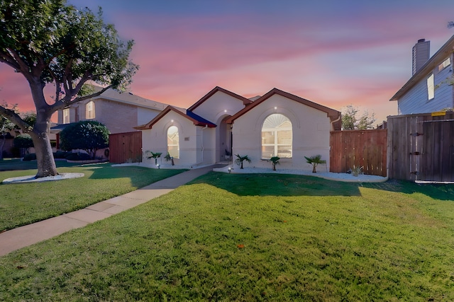 view of front of property featuring a yard