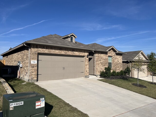 view of front facade featuring a garage