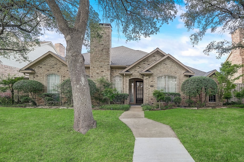 view of front of home featuring a front lawn