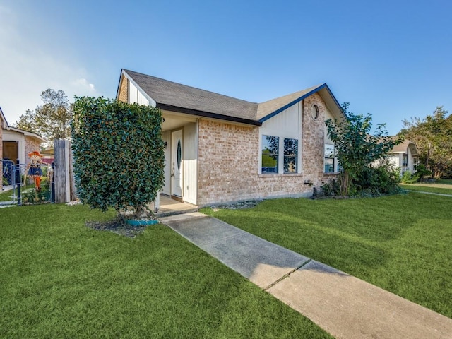 view of front of home featuring a front lawn