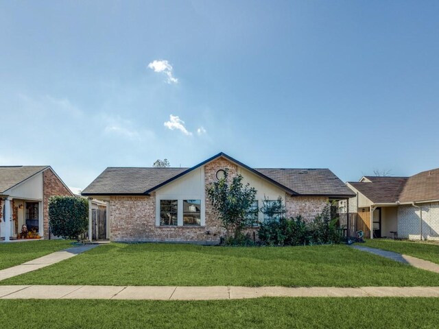 ranch-style house with a front yard