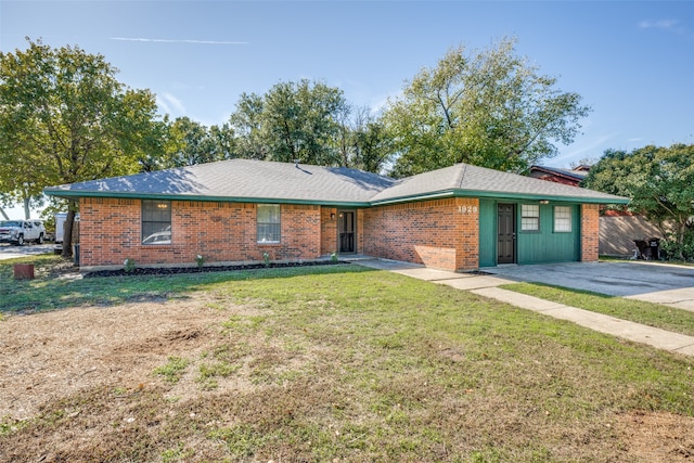 ranch-style home featuring a front lawn