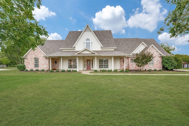 view of front facade featuring a front lawn