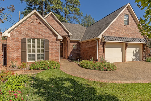 view of front of home featuring a front lawn and a garage