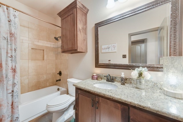 full bath with shower / tub combo with curtain, vanity, and toilet