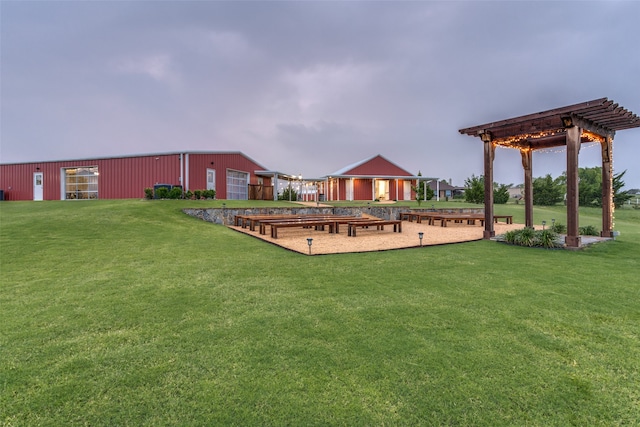 view of yard with an outdoor structure