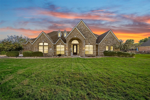 view of front of property featuring a yard