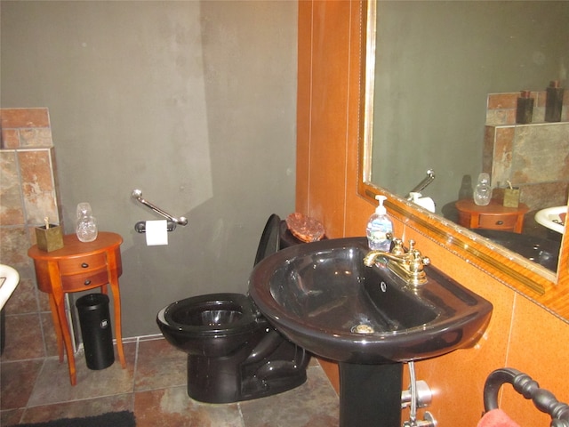 bathroom featuring toilet