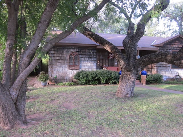 view of front of property with a front yard