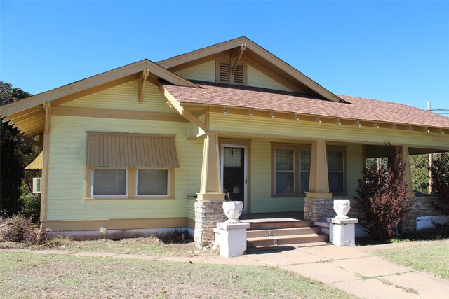 231 N 3rd Ave, Munday, TX 76371 - view of front of home featuring a porch and a shingled roof