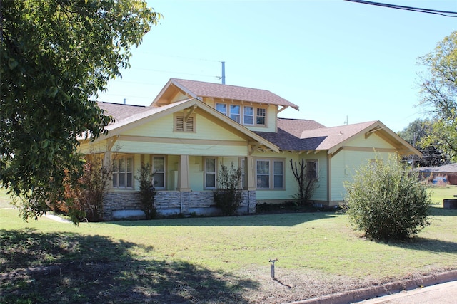 231 N 3rd Ave, Munday, TX 76371 - view of front facade with a front lawn, roof with shingles, and stone siding