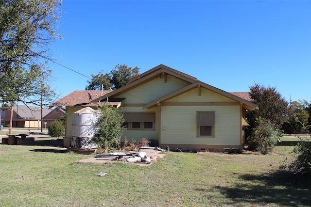 231 N 3rd Ave, Munday, TX 76371 - view of front of home featuring a front yard and roof with shingles