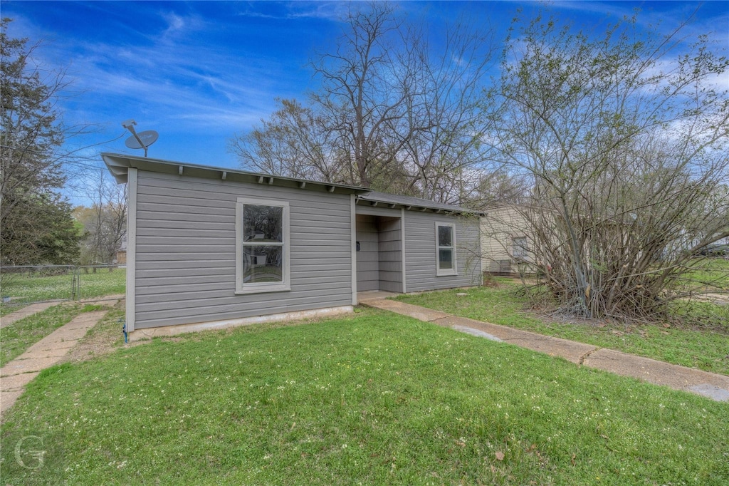 view of front of home featuring a front lawn