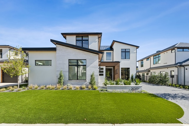 view of front of house featuring a front lawn