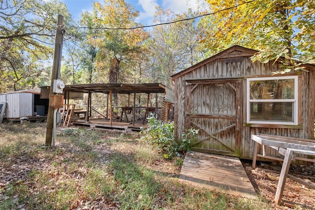 view of yard featuring a storage unit