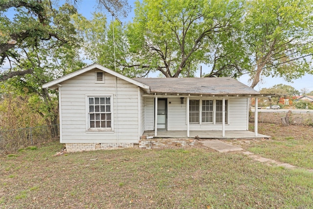 view of front of home with a front lawn