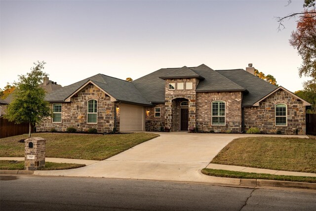 view of front of home featuring a patio and a front yard