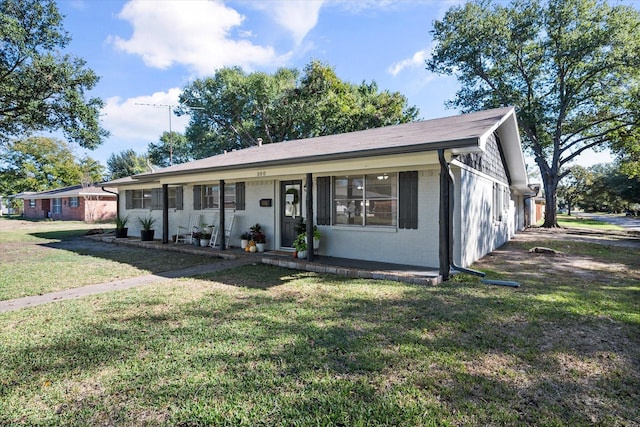 single story home featuring a front lawn