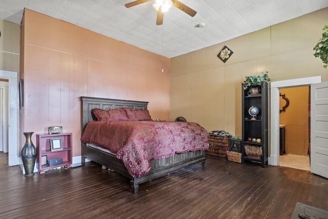 bedroom with dark wood-style floors and a ceiling fan