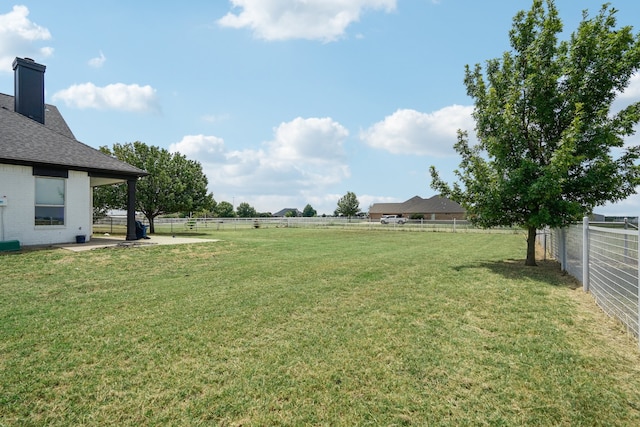 view of yard featuring a rural view