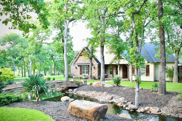 view of front of home featuring a front yard