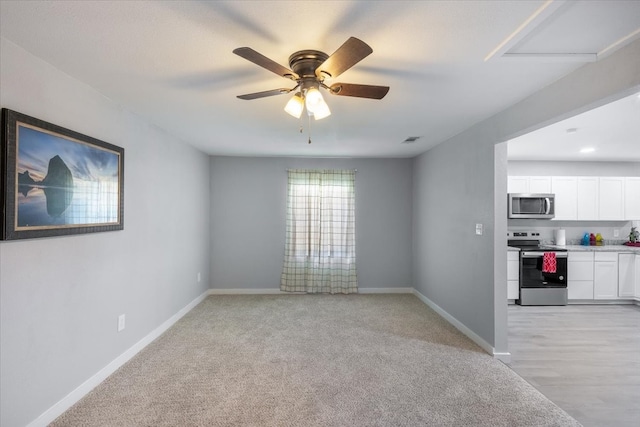 carpeted empty room featuring ceiling fan