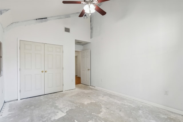 unfurnished bedroom featuring ceiling fan, a high ceiling, and a closet