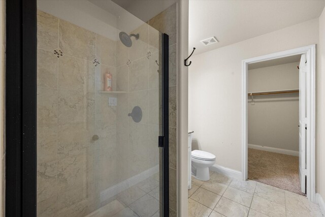 full bathroom featuring visible vents, baseboards, toilet, a stall shower, and a spacious closet