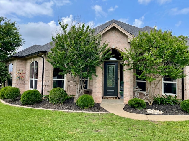 view of front of house featuring a front lawn