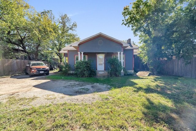 view of front of home featuring a front yard