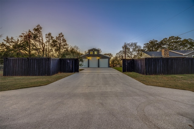 view of front facade featuring an outdoor structure, a garage, and a yard