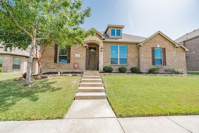 view of front of home featuring a front yard