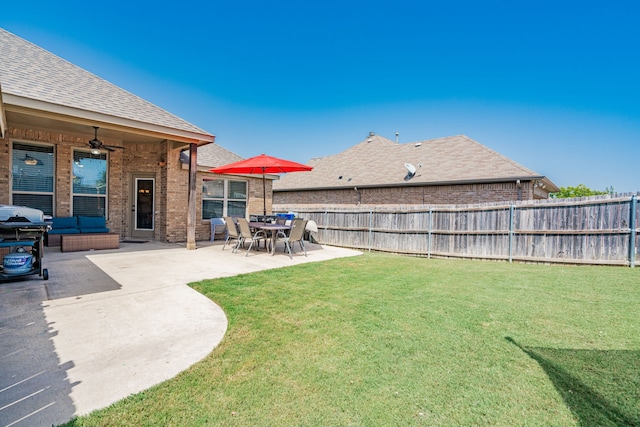 view of yard featuring an outdoor hangout area, ceiling fan, and a patio area