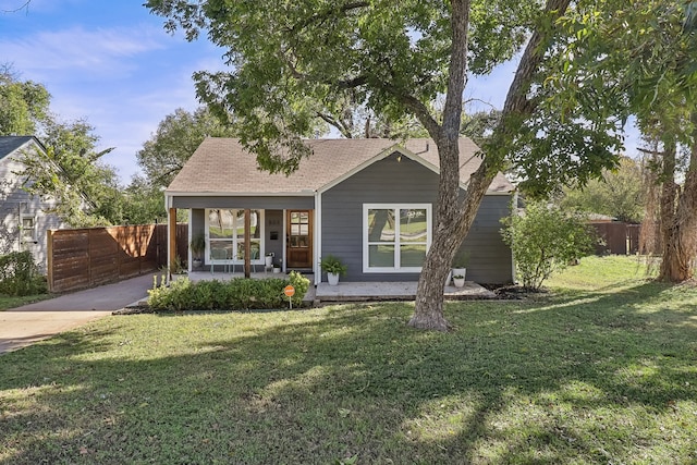 view of front facade with a front lawn and covered porch