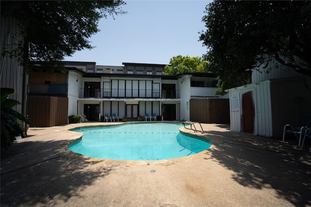 view of swimming pool featuring a patio