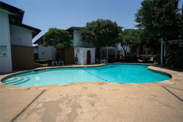 view of swimming pool