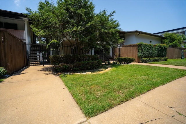 view of front of property featuring a front lawn