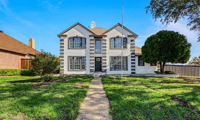 view of front of property featuring a front lawn