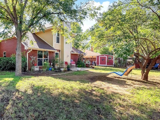 view of yard featuring a storage shed